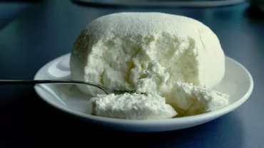 Telemeaua românească și-a pierdut popularitatea! Românii mănâncă de şapte ori mai multă brânză din import