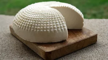 'Nu putem să mâncăm brân­za noastră, tre­buie să aducem din Ger­mania şi Polonia!' Hipermarketurile refuză marfa românească