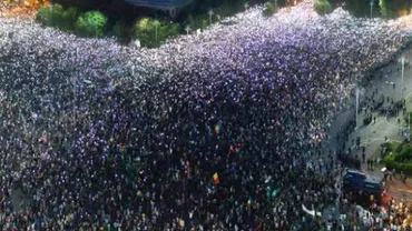 Povestea fotografiei cu tânăra care a înfruntat un jandarm la protestul din 10 august: Sunt timidă, dar dacă văd o nedreptate, iau atitudine. Seara mi-am luat gaze în față, cu ecuson de presă și camera în mână (FOTO)