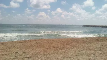 Poluare cu petrol pe plaja din Mangalia. Oamenii au ieșit din mare plini de pete... (FOTO)