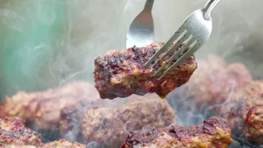 O femeie a murit după ce s-a înecat cu un mic, la Iași