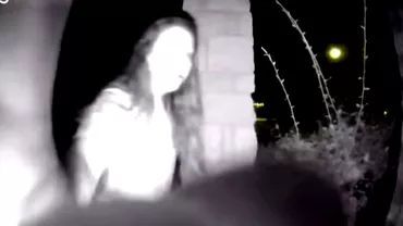 O femeie cu mâinile legate cu sfoară, care a sunat noaptea la ușa unui bărbat și apoi a dispărut, surprinsă de camera de supraveghere. Autoritățile sunt în alertă. Cine o cunoaște să sune la poliție (VIDEO)