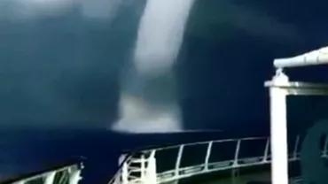TORNADĂ ÎN GRECIA, lângă insula Santorini: Cerul s-a întunecat, iar vârtejul s-a ridicat din mare (VIDEO)