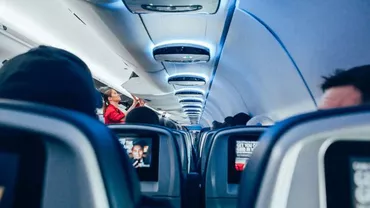 Caz FĂRĂ PRECEDENT în România: O companie aeriană, CONDAMNATĂ să-i plătească unei pasagere daune după ce o stewardesă a OPĂRIT-O. Cât va trebui să scoată din buzunar