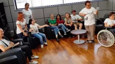 Cluj: Un grup de 65 de copii și tineri dependenți de dializă, blocat mai mult de 3 ore pe aeroport (VIDEO)