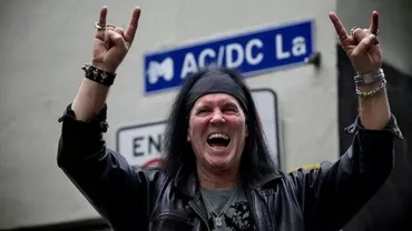 Primul solist al trupei AC/DC şi-a făcut dantura în România! REACȚIA vedetei după tratament (FOTO)