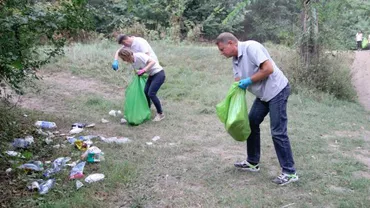 Klaus Iohannis a participat la o acţiune de ecologizare: Mulţi consideră că natura e un fel de groapă de gunoi (VIDEO)