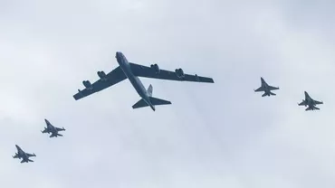 Antrenament aerian deasupra României: Un bombardier american a survolat cerul alături de avioanele F-16 ale Forțelor Aeriene (FOTO)
