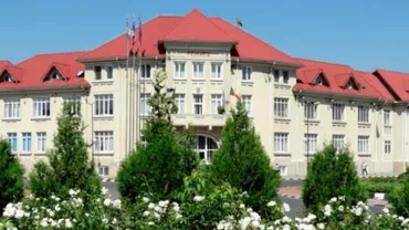 Imagini HALUCINANTE: O tânără dezbrăcată, aflată sub influența drogurilor, a făcut plajă în fața Primăriei din Giurgiu