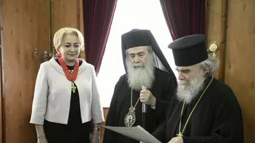 Viorica Dăncilă, la mormântul lui Arsenie Boca! Premierul 'credincios' al României 'are biblioteca ticsită de cărți de rugăciune' (FOTO)