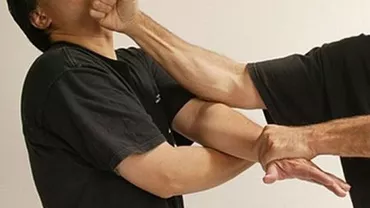 O cunoscută cântăreață din SUA s-a PREDAT la poliție. Artista, ACUZATĂ DE AGRESIUNE. Motivul ABERANT pentru care s-au ‘încins’ spiritele (FOTO)