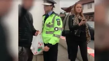 Reacţia unei poliţiste din Bran, după ce un pieton i-a făcut un gest obscen şi a agresat-o. Colegul său stătea cu mâinile în buzunar (VIDEO)