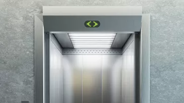 Lift de 10.000 de euro, prăbuşit cu 16 gravide în el