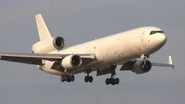 Şocant: Un avion cu pasageri a intrat într-un zid (VIDEO)