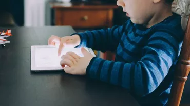 Cu ochii pe ecran: Cât stau copiii români pe telefoane și TV. Aproape 4 ore pe zi în fața ecranelor!