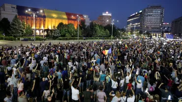 Protest în Piața Victoriei, după revocarea lui Augustin Lazăr