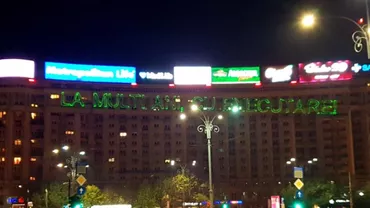 'CADOUL' protestatarilor de ZIUA lui Dragnea: Mesajul 'La mulţi ani CU EXECUTARE!', proiectat pe o clădire din Piaţa Victoriei (FOTO)