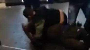 Mai mulți români, EROI în Londra! Au imobilizat un bărbat care a atacat oamenii cu un ciocan (VIDEO)