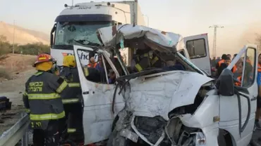 Carnagiu pe şosea: Şase oameni au murit şi alţi cinci sunt în stare gravă, în urma unui accident de circulaţie (VIDEO)