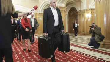 Circ în Parlament. Dragnea a venit cu două valize: Una cu gogoși de la RISE Project, alta cu pagini despre FDGR și Iohannis (VIDEO, FOTO)