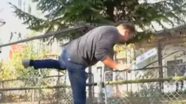 Sport de voie, de nevoie! Angajații unui club sportiv, nevoiți să SARĂ GARDUL pentru a ajunge la muncă. Drumul, DESFIINȚAT în urma unei decizii a instanței (VIDEO)