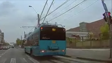 INADMISIBIL: Un troleibuz plin cu oameni a trecut pe ROŞU la semafor, în faţa unui spital! (VIDEO)