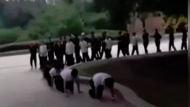 Manageri arestați după ce şi-au obligat angajaţii să bea urină şi să mănânce gândaci