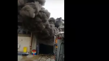 Prahova: Incendiu violent la depozitul de materiale textile. Există posibilitatea de extindere