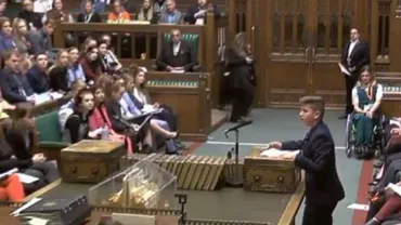 Parlamentarii britanici, în picioare în fața unui copil român. Victor Ciunca, discurs emoționant la Londra (VIDEO)