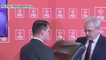 Liviu Dragnea, la Parlament cu o nouă valiză cu informații despre Klaus Iohannis: Un localnic din Sibiu a zis că a găsit-o în curte (VIDEO)