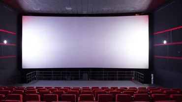 Experienţă neplăcută pentru un tânăr care a mers la cinema. A rămas închis în toaletă toată noaptea