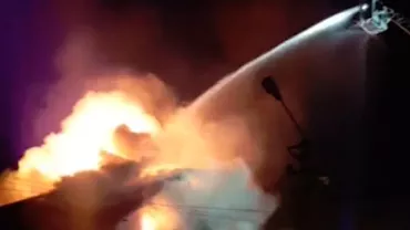 PERICOL de EXPLOZIE la Buftea: O fabrică a luat FOC! (VIDEO)