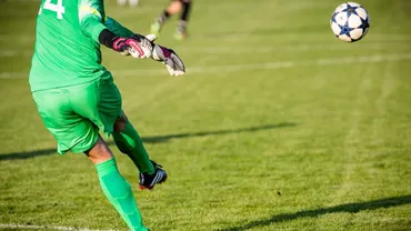 GOL ABSOLUT FABULOS: Doi portari au făcut 'schimb' de pase, iar balonul a ajuns direct în poartă (VIDEO)