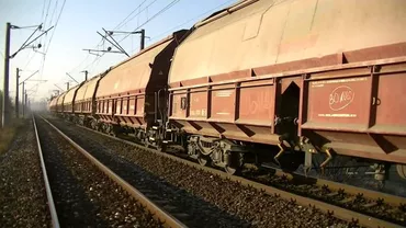 Alertă pe calea ferată: Două vagoane ale unui tren au sărit de pe şine. Sunt implicaţi 150 de oameni