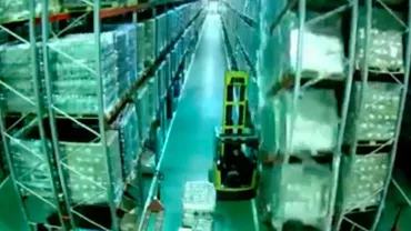 Cea mai GHINIONISTĂ zi pentru acest muncitor: Întregul depozit s-a prăbușit în câteva secunde! IMAGINI ȘOCANTE (VIDEO)