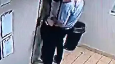 Surprinşi în IPOSTAZE INTIME la muncă: Se sărutau PASIONAL