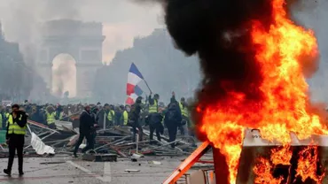 Jurnaliştii francezi agresaţi la protestatarii din mişcarea vestele galbene îndeamnă la boicotarea manifestaţilor împotriva creșterii taxelor la carburanți