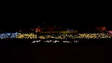 Moment impresionant pe stadionul din Botoșani: 2.000 de elevi au creat un tricolor din luminițe şi au cântat Deşteaptă-te, române! (VIDEO)