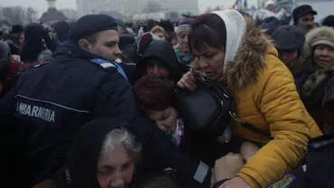 Catedrala Mântuirii Neamului, luată cu ASALT: Enoriașele, în luptă corp la corp cu jandarmii (VIDEO, FOTO)