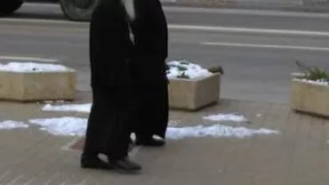 SENZAŢIONAL: Un ÎNALT prelat al BOR a fost surprins mergând pe jos! (FOTO)