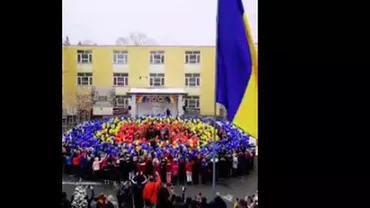Micii patrioţi revin cu o nouă cântare impresionantă: 'Treceți batalioane române Carpații' a răsunat magistral din curtea școlii 11 Pitești (VIDEO)