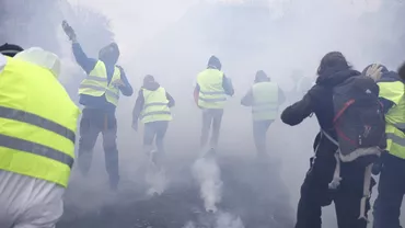 Scene de o „violență rar întâlnită” în Paris! Lupte cu forțele de ordine, mașini incendiate, bariere rupte și bucăți de caldarâm aruncate, în al treilea protest al „vestelor galbene” (VIDEO)