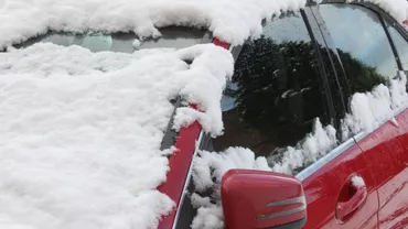 Cum să dezgheți și să dezabureşti mai repede geamurile de la mașină