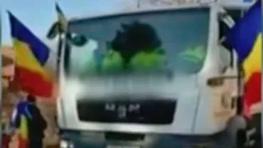 PARADĂ de tot râsul la Buzău: Căruțe, mașina de la salubritate și un excavator au DEFILAT de 1 Decembrie. Explicația oficialilor (VIDEO)