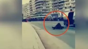 Incident neplăcut la parada de la Alba Iulia: O angajată SRI a căzut din maşina anti-tero în timpul defilării (VIDEO)