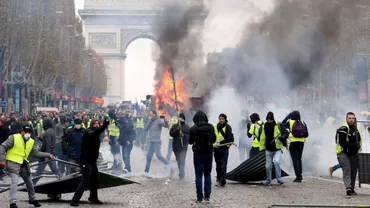 Imagini INCREDIBILE din Paris! Momentul în care jandarmii și Vestele Galbene se ciocnesc în fața Arcului de Triumf (VIDEO)
