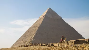 Poze NUD făcute în VÂRFUL Marii Piramide din Giza. Autoritățile egiptene au demarat o investigație