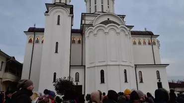 ÎMBULZEALĂ la sfinţirea unei biserici: Peste 500 de credincioşi au RUPT GARDURILE jandarmilor ca să intre în lăcaşul de cult (FOTO, VIDEO)