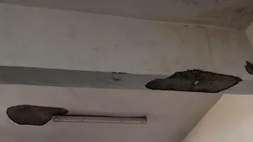 CLIPE DE GROAZĂ într-un liceu din Buzău! Tavanul unei săli de clasă s-a prăbușit peste elevi (FOTO)