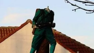 ANTOLOGIC: Edilii au depus o coroană de flori la o statuie FĂRĂ CAP! Cum a fost posibil (FOTO)